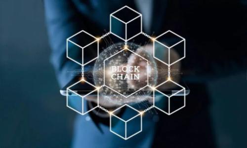 EOS：加密货币和数字货币的双重身份/
加密货币, 数字货币, EOS/guanjianci

随着区块链技术的不断发展，数字货币和加密货币已经成为了当今金融市场的热点话题。在众多的数字资产中，EOS引起了许多投资者的关注。EOS是一种基于区块链技术的数字平台，致力于为开发者提供一种快速而高效的方式来构建和运行去中心化应用程序（dApps）。不过，当谈到EOS时，人们往往会问：“EOS是加密货币还是数字货币？”这个问题虽然看似简单，但实际上涉及到许多复杂的概念、技术以及市场动态。

在深入探讨EOS之前，我们需要先明确“加密货币”和“数字货币”的定义。一般来说，数字货币是一种基于数字技术的货币形式，可以包括任何形式的电子货币。数字货币包括法定货币（如电子支付的人民币、美元等）和虚拟货币（如比特币、以太坊等）。而加密货币是一种特定类型的虚拟货币，采用加密技术来保障交易安全性和控制新币的生成。因此，所有的加密货币都是数字货币，但并不是所有的数字货币都是加密货币。

EOS的概念和特点
EOS是由Block.one公司于2017年推出的一种开源区块链平台，旨在解决现有区块链平台面临的可扩展性和用户体验问题。EOS采用了委托权益证明（DPoS）共识机制，意味着用户可以通过投票选举出“区块生产者”，这大幅提高了网络的处理速度和效率。EOS网络能够处理数千笔交易每秒，这使得它成为构建大规模去中心化应用程序的理想选择。

EOS的另一个重要特点是它不收取交易费用，用户只需持有EOS代币即可享受网络资源。这一点与许多其他加密货币的交易机制大相径庭，有助于吸引更多的开发者和用户参与其中。同时，EOS社区也积极推动其生态系统的建设，通过不断的技术迭代与功能升级，提升了平台的综合竞争力。

EOS作为加密货币的性质
从加密货币的角度来看，EOS显然具备了加密货币的基本特征。首先，EOS使用区块链技术作为底层基础设施，确保了交易的安全性和不可篡改性。其次，EOS的代币（通常也被称为EOS）可以在交易所进行交易，用户可以自由买卖。此外，EOS网络还实现了智能合约功能，使得其用途不仅限于货币交易，还可以编写自定义的去中心化应用程序。所有这些特性都使得EOS符合加密货币的标准。

EOS作为数字货币的身份
从更广泛的数字货币的角度来看，EOS同样占据了一席之地。作为一种数字资产，EOS不仅能够被用于小额支付和交易，还能够作为开发者在EOS平台上构建应用程序的主要代币。从这个意义上讲，EOS不仅仅是货币的替代品，更是参与数字经济的一种手段。与传统的法定货币不同，EOS以及其他数字货币的交易不受国家和金融机构的限制，为用户提供了更多的自由和灵活性。

EOS的实际应用与前景
在实际应用中，EOS已经被多个项目和应用所采用。在游戏、社交网络及其他多个领域，EOS的去中心化应用程序愈加受到市场的认同。尽管在监管和市场波动等方面面临挑战，EOS仍然被认为是在未来数字经济中拥有重要地位的区块链平台之一。 EOS的存在为开发者提供了一个良好的基础，使得他们可以利用这个平台去开发更具创新性的产品，同时也为用户提供了更多的选择。

EOS面临的挑战与风险
尽管EOS在市场中表现出色，但随着竞争的加剧，EOS亦面临着一系列挑战与风险。例如，技术更新速度的加快，可能会导致其他平台的快速迭代，蚕食EOS的市场份额。同时，在分散化管理方面，EOS的DPoS机制也引发过不少争议，部分用户对区块生产者的选举和权力集中表示担忧。此外，法规政策的变动也可能会影响EOS的未来发展。未来，EOS需要不断技术，增强自身的市场适应性，以应对各种外部挑战。

总结
当问到“EOS是加密货币还是数字货币”时，答案并不简单。EOS在一定程度上是加密货币，它的技术特性及应用场景符合加密货币的定义；但在更广泛的视角下，EOS又是数字货币，其影响涵盖了更多领域和应用。因此，正确理解EOS的性质，有助于我们更深入地把握区块链技术的发展方向以及数字经济的未来。

### 可能相关的问题：

1. **EOS与比特币/以太坊相比，优势和劣势是什么？**
2. **EOS的智能合约与以太坊的智能合约有什么区别？**
3. **EOS网络的安全性如何？是否存在风险？**
4. **EOS生态系统的未来发展趋势有哪些？**
5. **投资EOS的风险及回报是什么？**

接下来，我将逐个问题进行详细探讨。请告诉我您想如何进行。